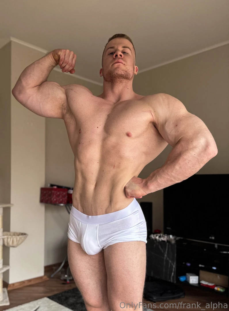 Flexing up top packing down below where do your eyes go first 