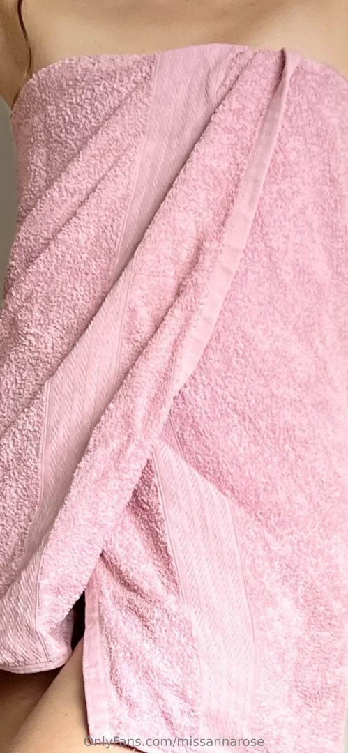 Here are the cute pictures i took of me fresh out of the shower just a 