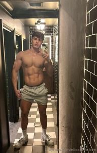 Mirror moments who s ready to hit the gym with me