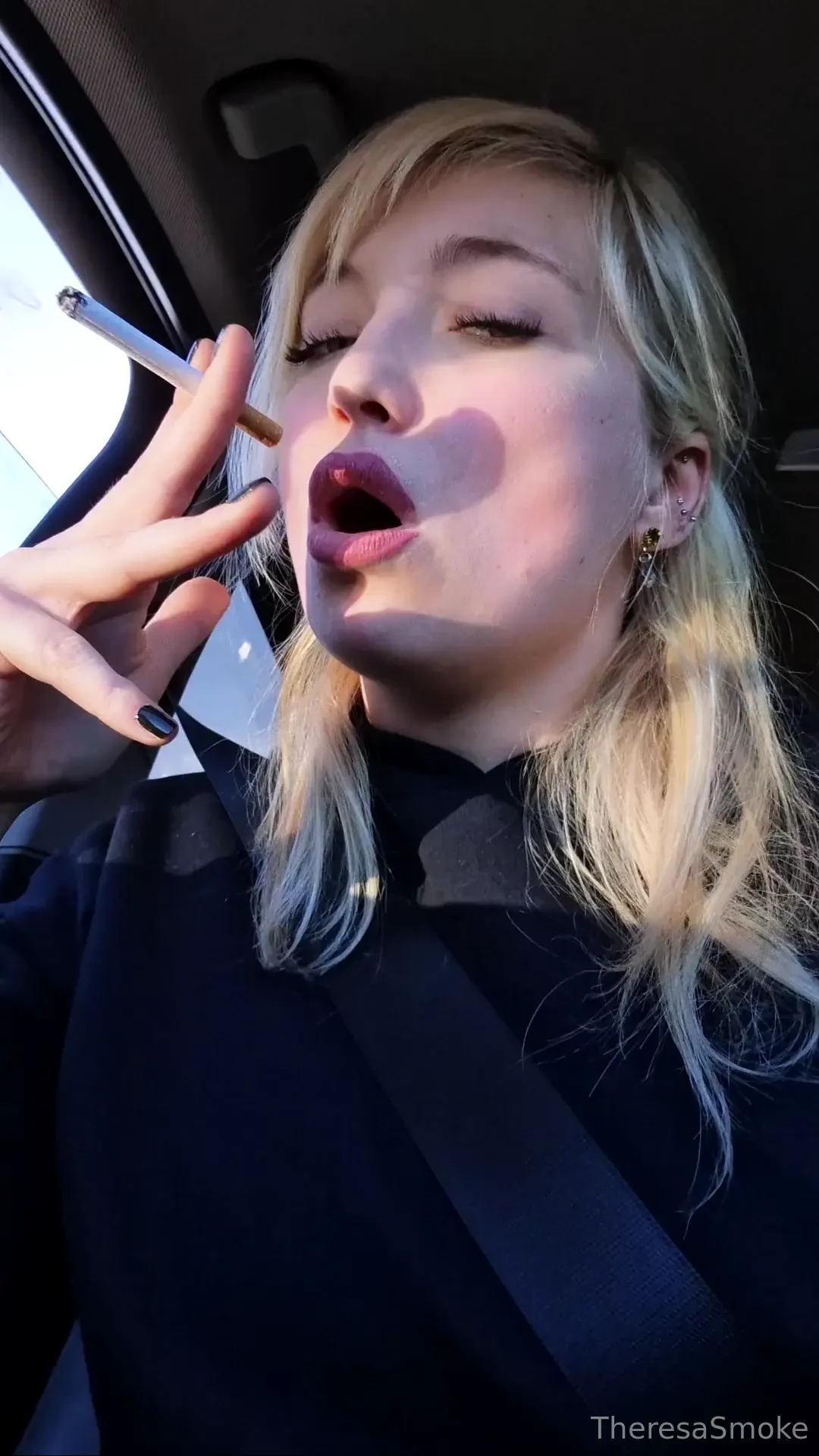 Deutsch nachmittags allein im bmw schwarzer hoodie rote lippen ich z 