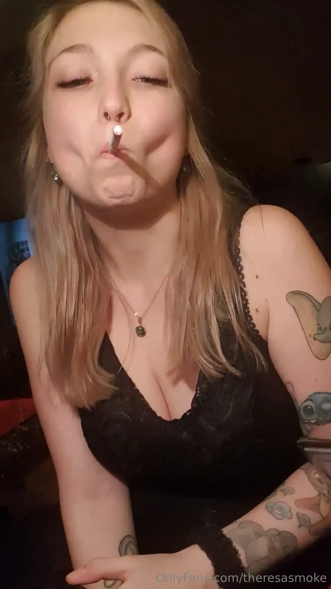 Ein ganz nat rlicher moment kein make-up nur ich und eine zigarette in 