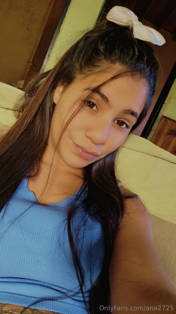 Small lips cute look 