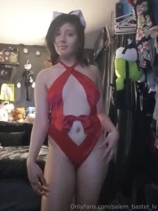 Ready to open your presents this little kitty is gonna dance at a