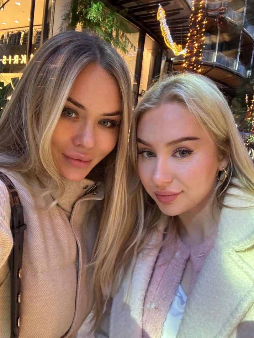 With linda_0nline online 