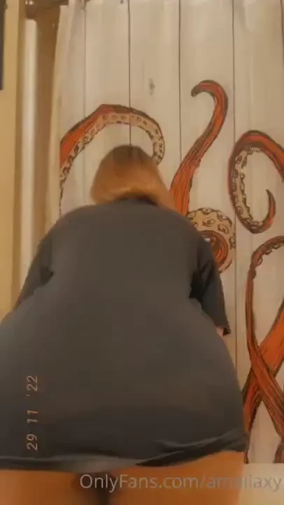 Simple shower video with a little dildo action yes i enjoy the small 