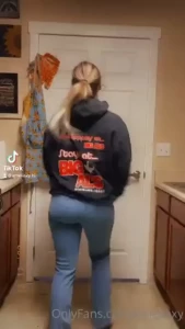 Blue collar weeb girls exist making a new solo video tonight in this