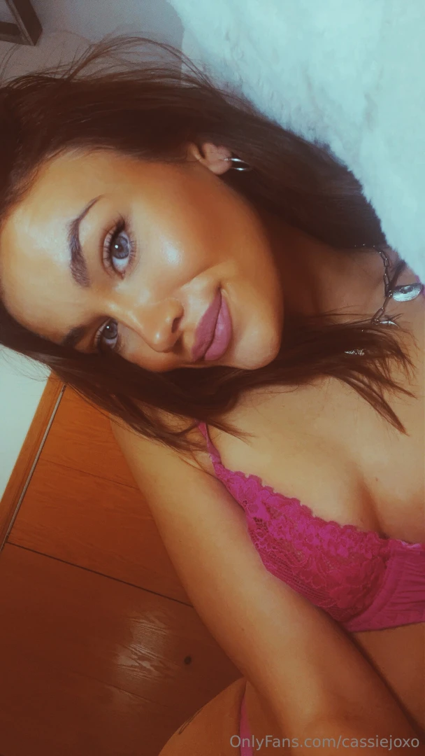 Wanna play with me check your dm s and have some fun 