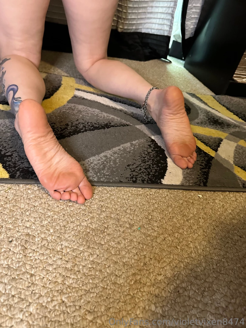 Subbing saturdays want to be my foot slave dm me 