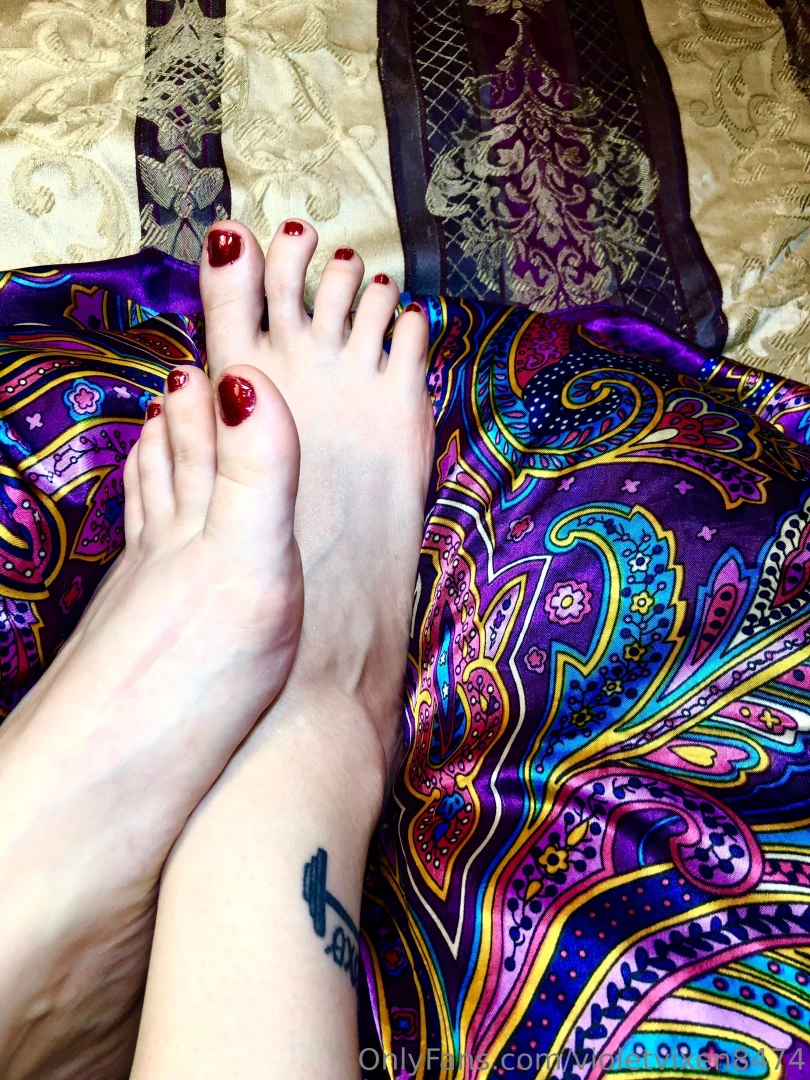 I just love freshly painted toes 
