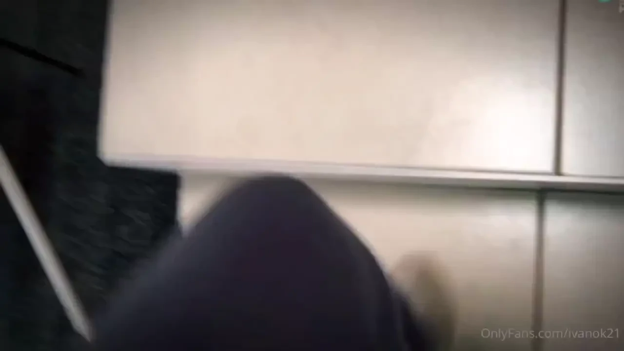 Que rico ser el regalo para este macho dominante 