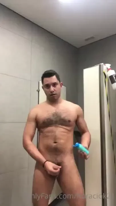 Me la pude jalar en el pasillo de las regaderas hasta venirme 