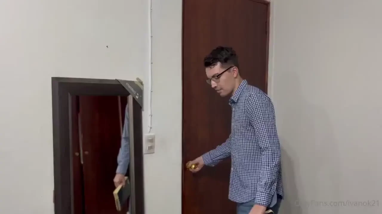 Mi sobrino me encontr dormido y me quer a meter la verga pero le cambi 