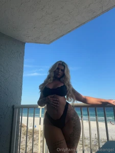 Who wants to be in between these thighs dm me