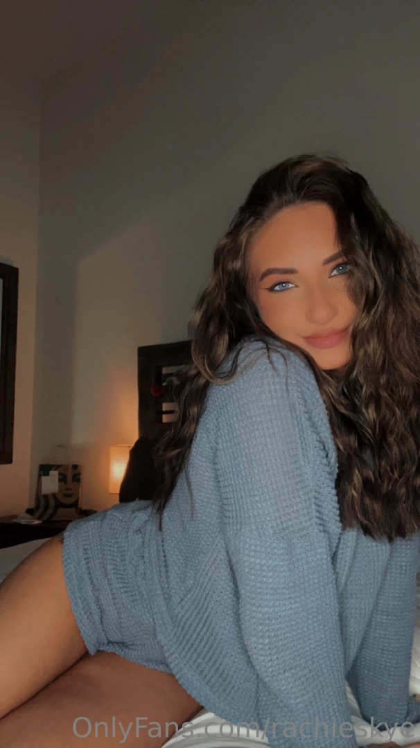 Lazy sunday in bed in the mood to have some fun dm me 