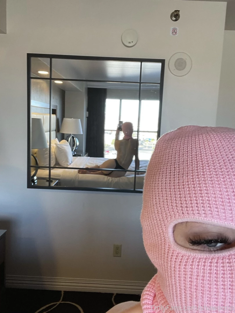 The fan is back again this time in a hotel room for some bj anal here 