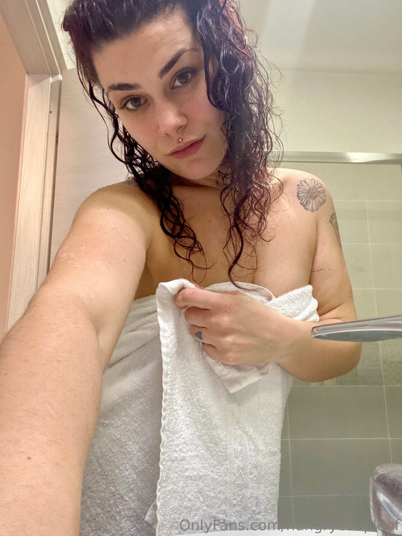 Vuoi vedermi senza asciugamano me lo sfilo pian piano in questa clip 