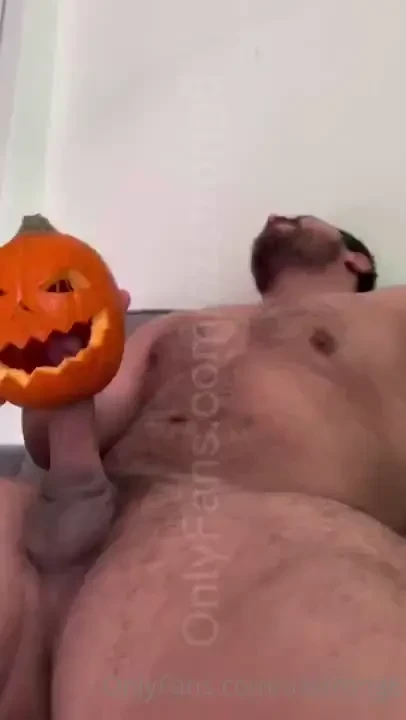 Me la jalo con una calabaza de halloween y me corro a chorros 
