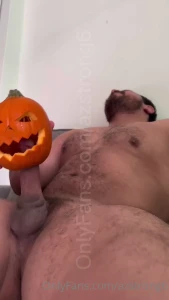 azstrong6 - Me la jalo con una calabaza de halloween y me corro a chorros 