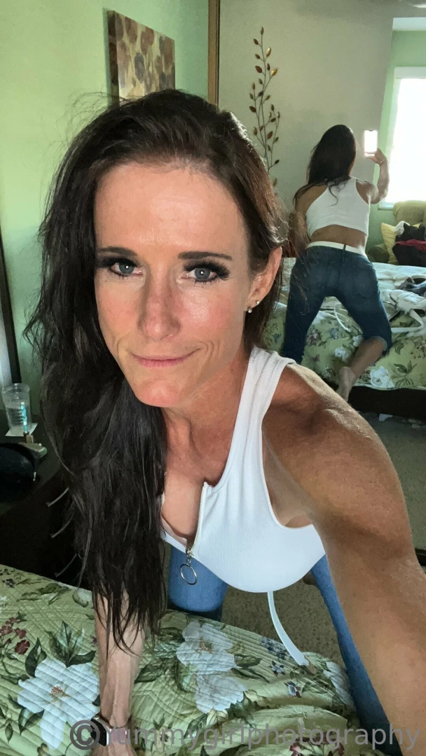 Happy saturday look at that booty in the mirror 