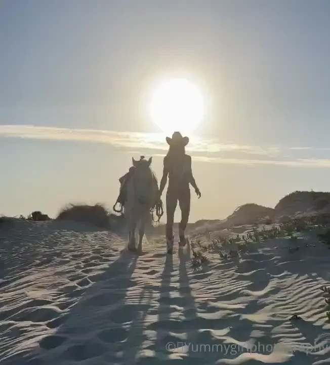 Flashback friday to my photoshoot on the beach with a horse 