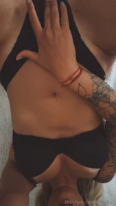 Hoy me levante muy caliente te gustaria ver como me toco mandame un dm