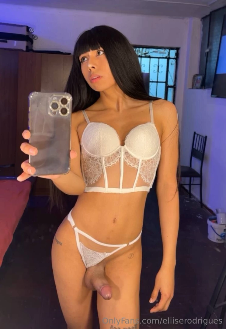 Transgirl loves spanking twerking and masturbating follow her to see 