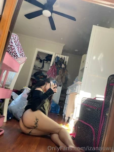 Don t mind the background just focus on me