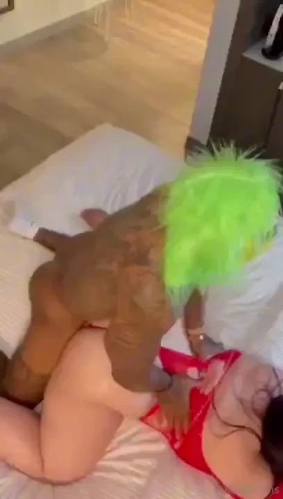 The grump grinch finally had a happy christmas fucking this big booty 