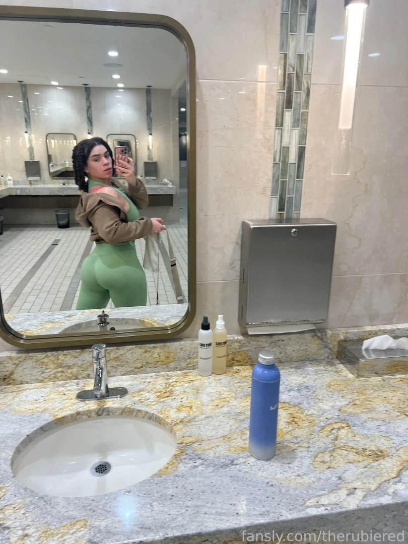 Swipe for coochie which do you prefer foryou pussy hairypussy gym fit part 2 