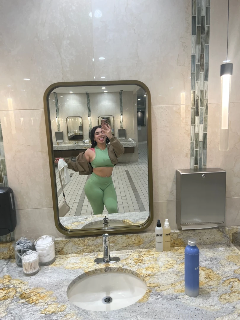 Swipe for coochie which do you prefer foryou pussy hairypussy gym fit part 1 