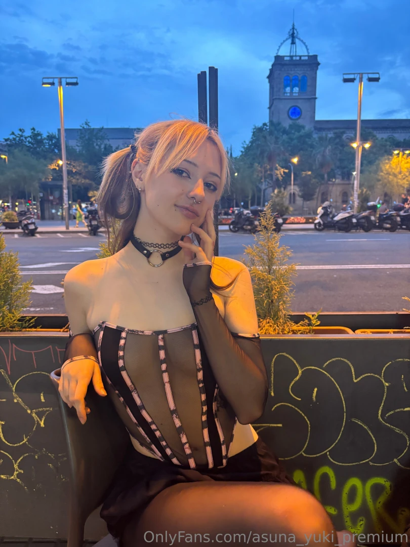 I wonder if i m decorating this evening or if the evening is 