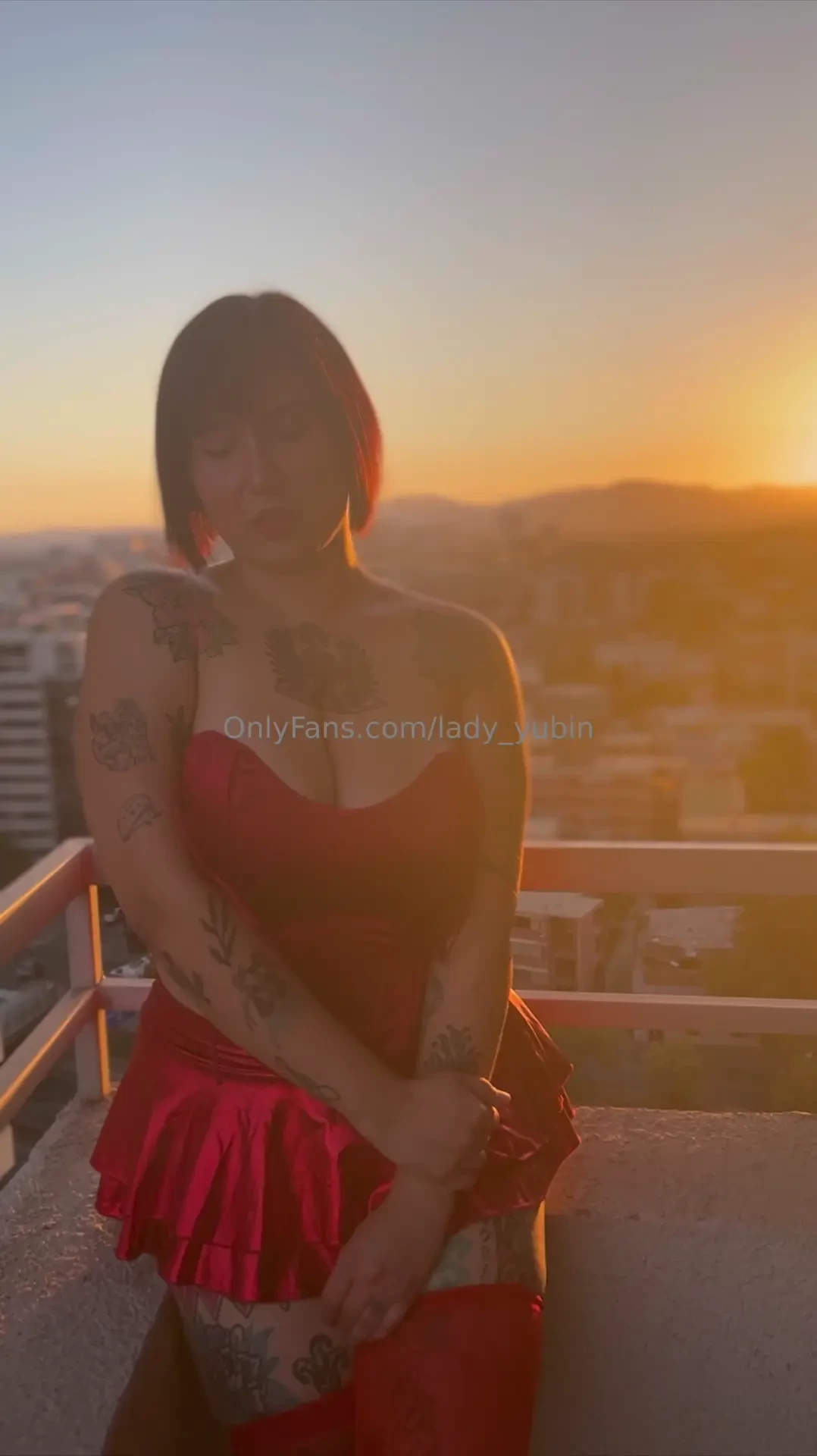 Lo hicimos en el balc n y nos vieron los vecinos no me puse nada abajo 