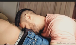 A qui n m s le encanta oler el bulto de su csbron antes de chuparlo part 1