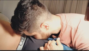 A qui n m s le encanta oler el bulto de su csbron antes de chuparlo