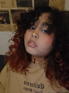 Who wants to see how i put a dildo in my huge pussy