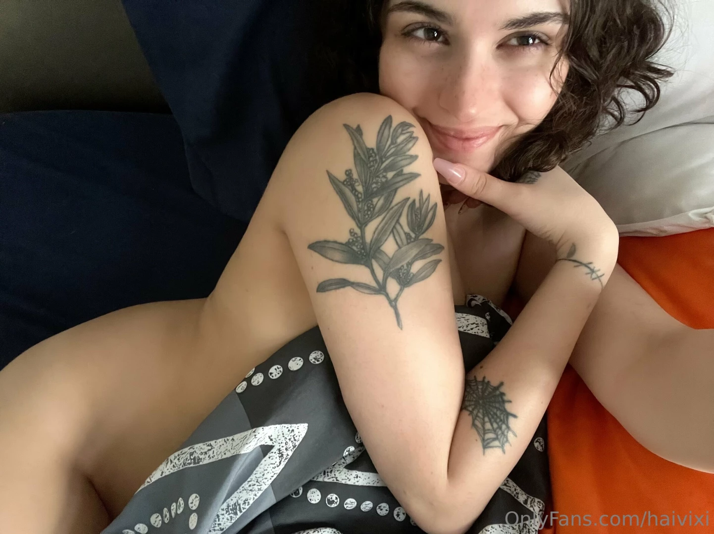 Slide me a dm if you wanna see me naked 