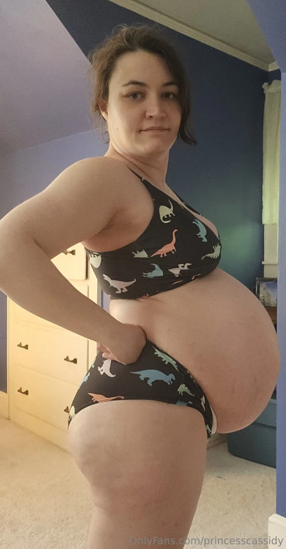 Happy friday as promised here is a late term photo set the funny part part 12 