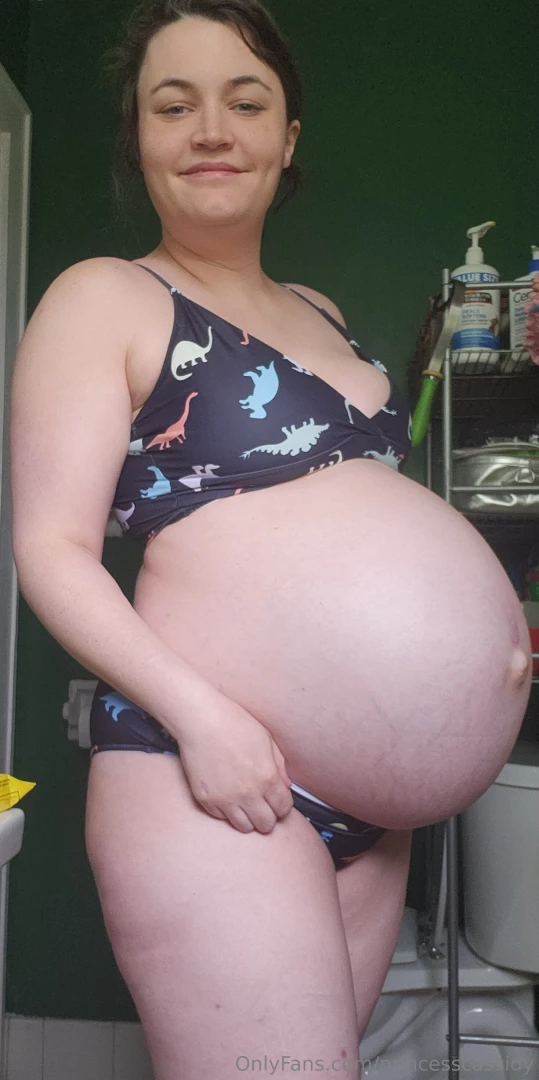 Happy friday as promised here is a late term photo set the funny part 