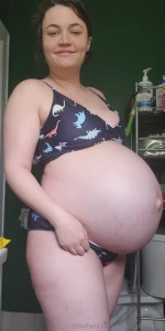 Happy friday as promised here is a late term photo set the funny part