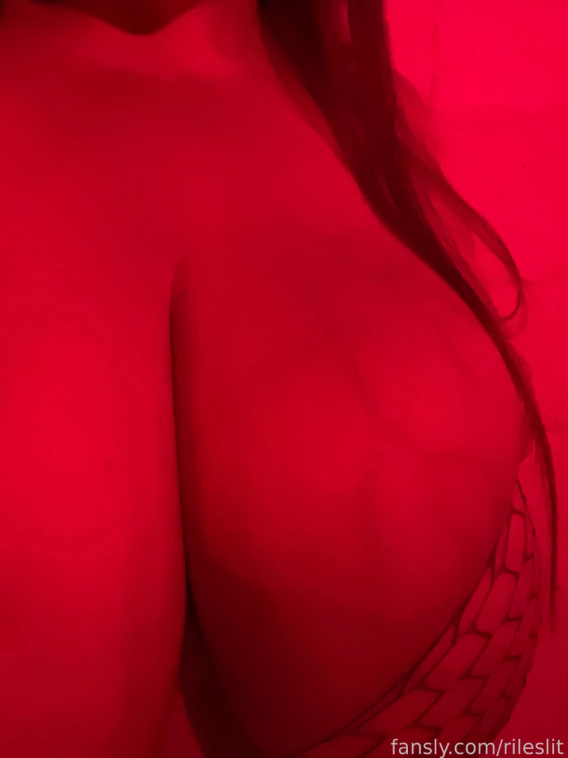 Red light district -- macromastia bigboobs curvy busty tits breasts part 4 