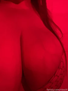 Red light district -- macromastia bigboobs curvy busty tits breasts part 4