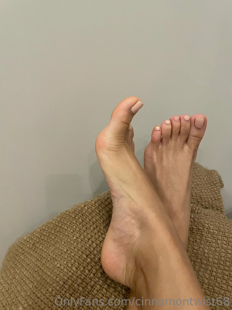 Tell me how much you wanna lick my feet in my dms 