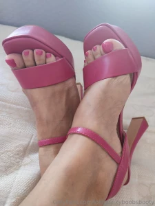 Who out there likes feet would you like to suck mine part 1