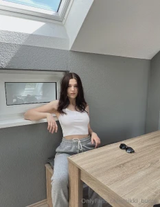 Hello i m vivian vivian_tul and i always try to stand tall and keep my part 57