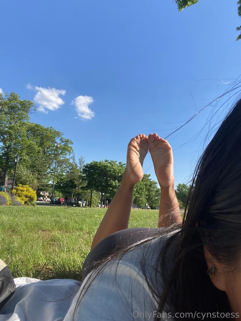 On a picnic date would you let me rest my feet on your lap 
