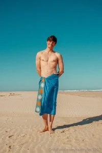 Hiding from the boats full set ----- gt https onlyfans com