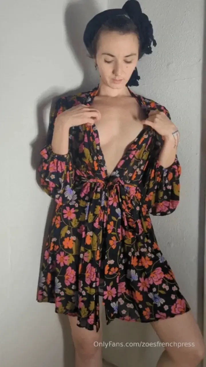 Close up and pov pussy play video spreading my lips and showing you my 