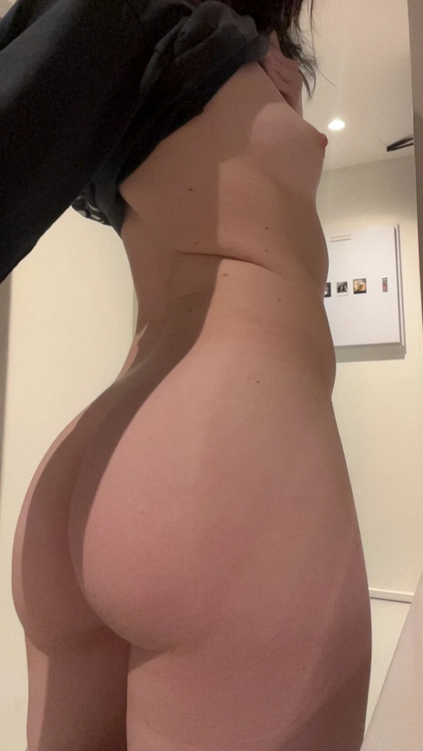 Oh my goddd i m moving out tomorrow pls pray for me and happy hump day 