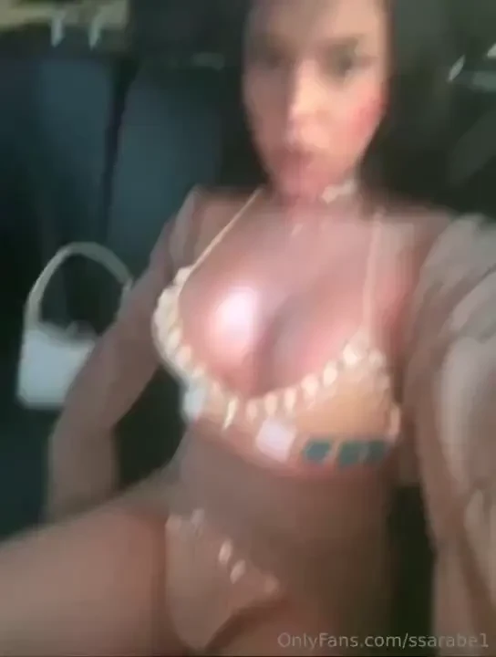 Vadim kiticu dok me taksista gleda preko retrovizora 