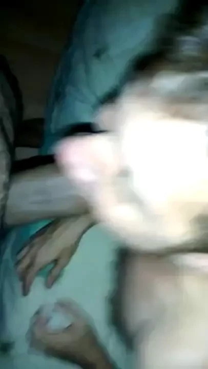 Chupando una vergota grande de un macho morocho un videito cortito 